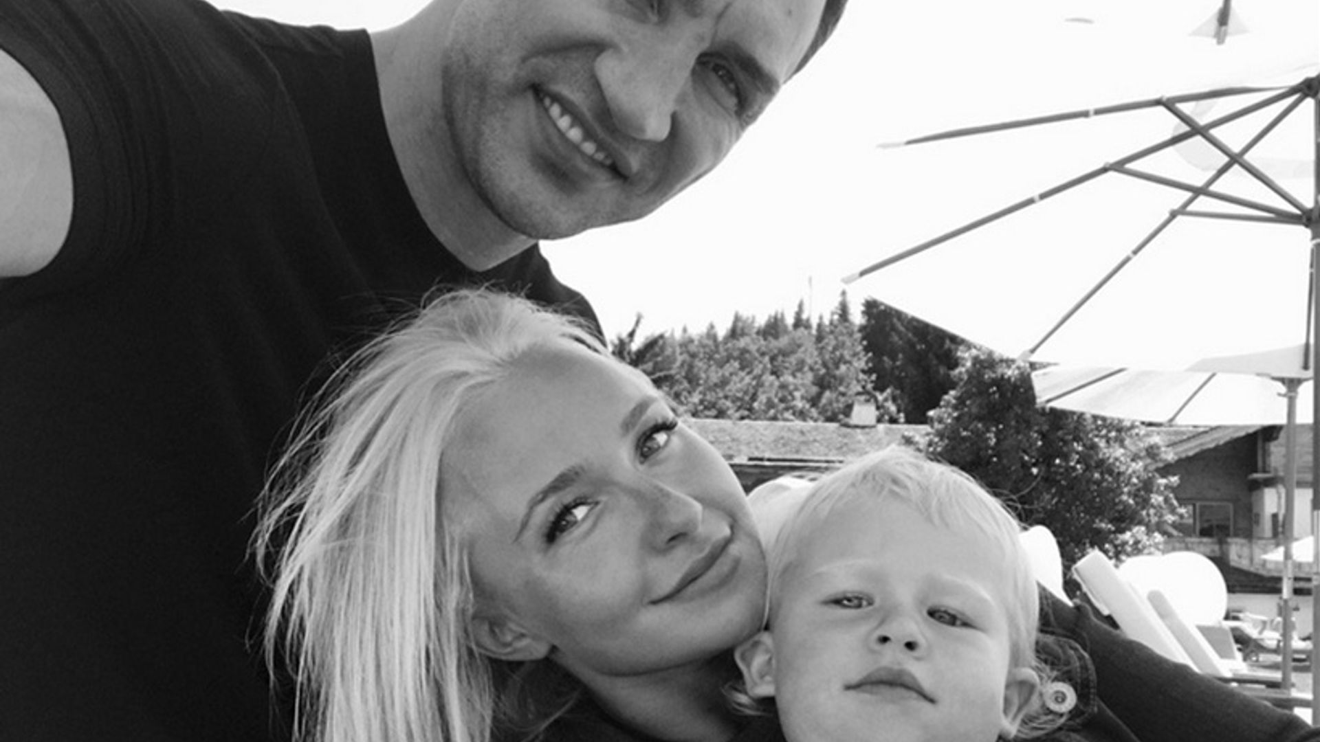 Familiefoto van de tv-persoonlijkheid &  actrice, verloofd met Wladimir Klitschko, die beroemd is vanwege Heroes, Remember the Titans, and Nashville  