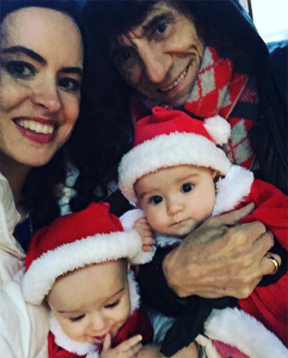 http://www.hellomagazine.com/imagenes/celebrities/2016121935312/ronnie-wood-wife-sally-daughters-christmas/0-188-492/ronnie-wood1-a.jpg