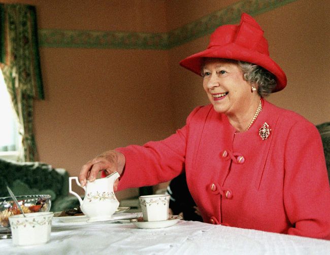 Αποτέλεσμα εικόνας για queen Elizabeth drinks tea pics