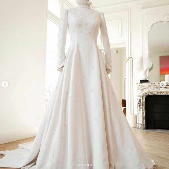Ellie-Goulding-Chloe-wedding-dress-display