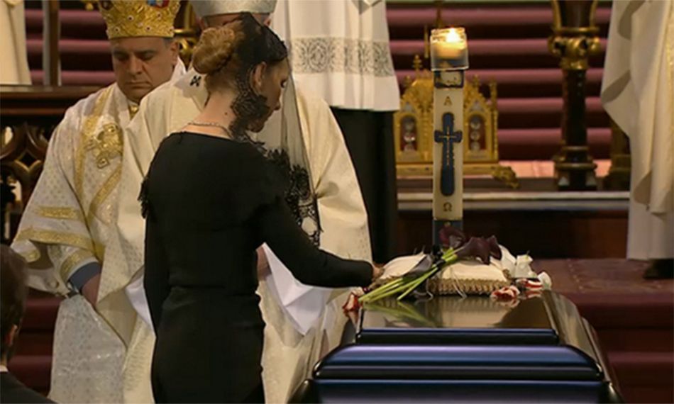 Celine Dion Arrives At Her Husband Rene Angelil S Funeral With Her