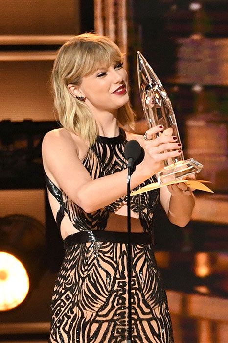 Taylor Swift returns to the spotlight in daring gown at the CMA Awards ...