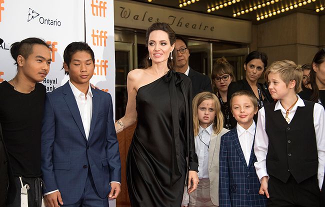 angelina-jolie-and-children-on-red-carpet