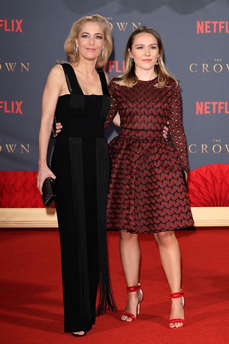gillian-anderson-and-daughter-piper-at-the-crown-premiere