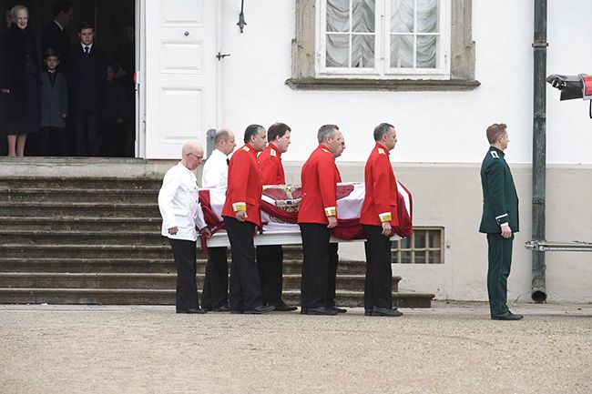 prince-henrik-coffin-carried-into-palace