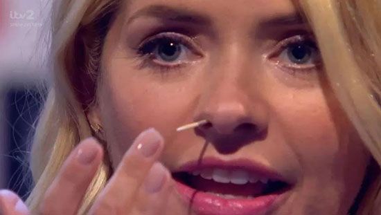 holly-willoughby-eyes-trick