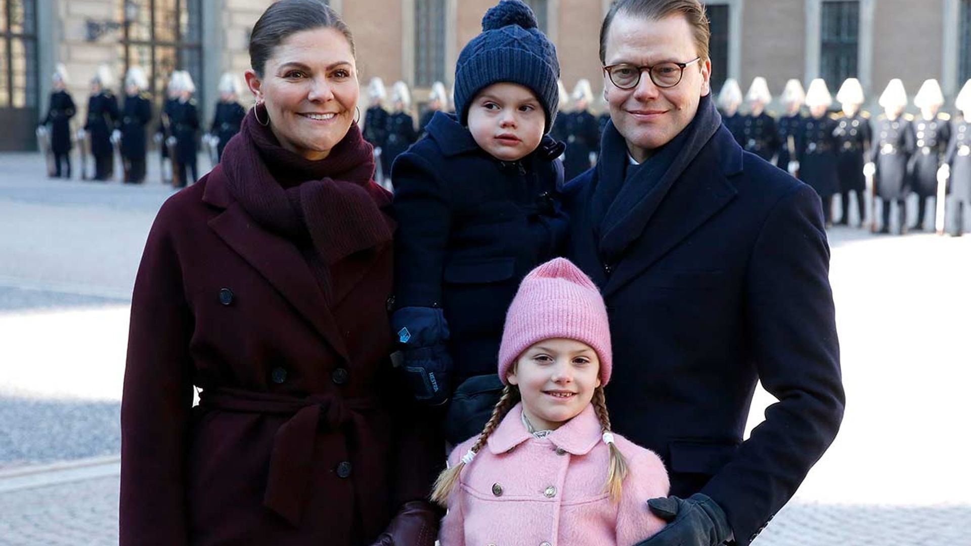 Celebrity daily edit: Princess Estelle and Prince Oscar's Christmas greeting - video