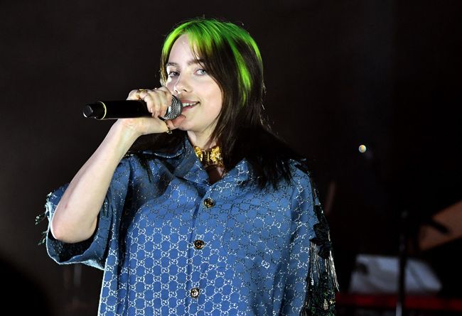 billie-performong-on-stage-