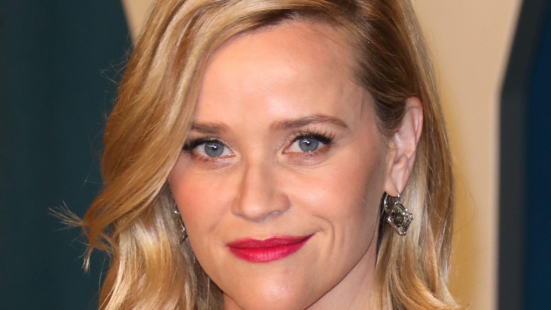 Reese Witherspoon drives fans wild with ageless throwback photo