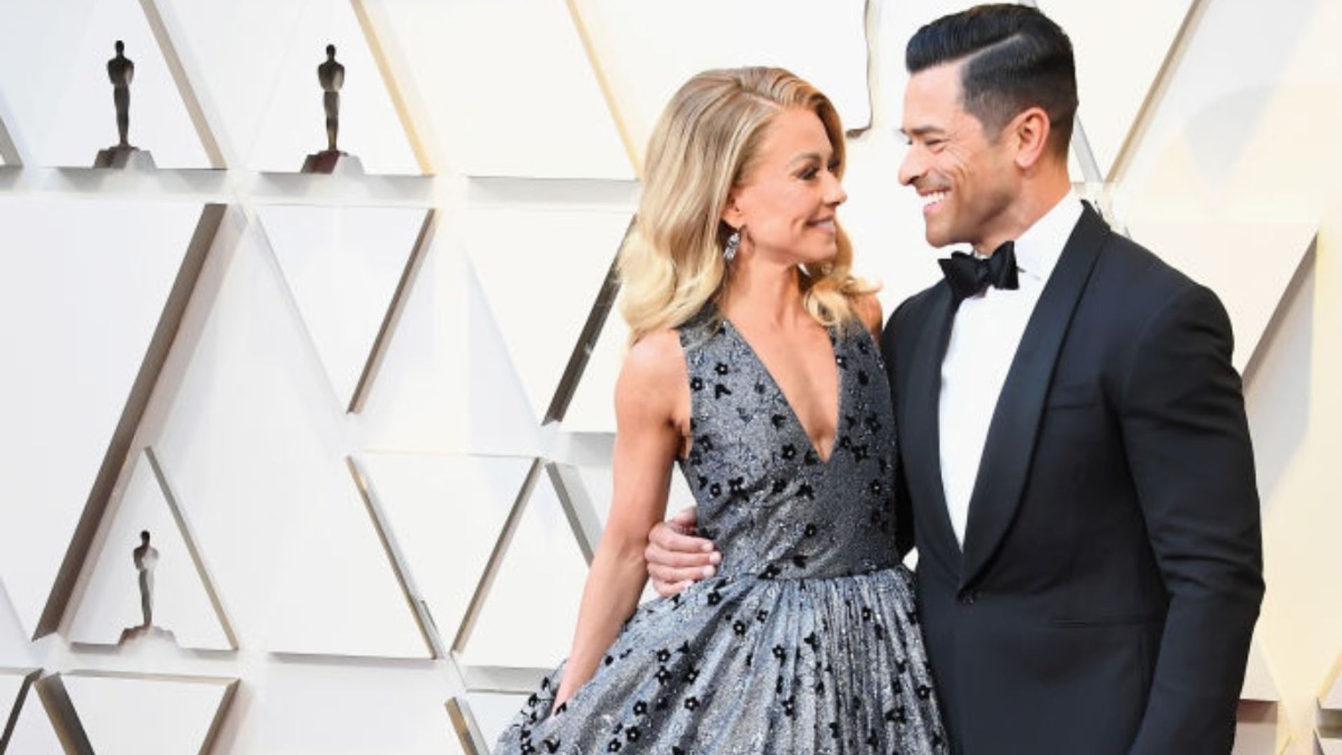 Kelly Ripa's long-distance PDA with husband Mark Consuelos is too cute