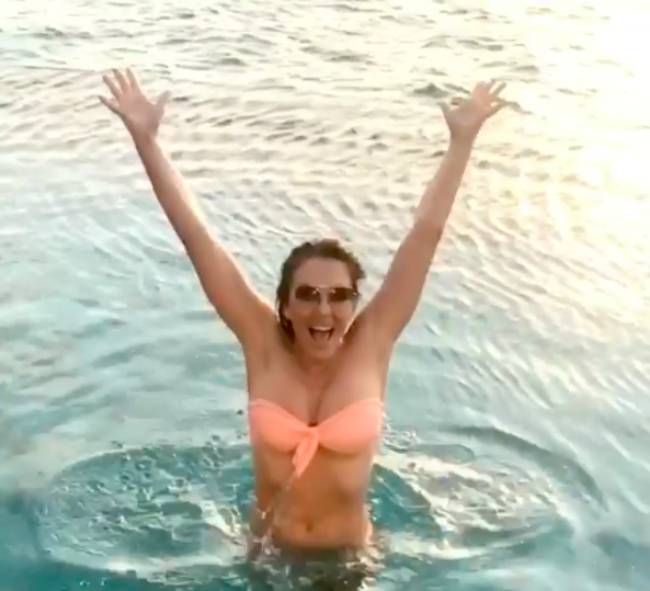 elizabeth-hurley-bikini-beach-latvia
