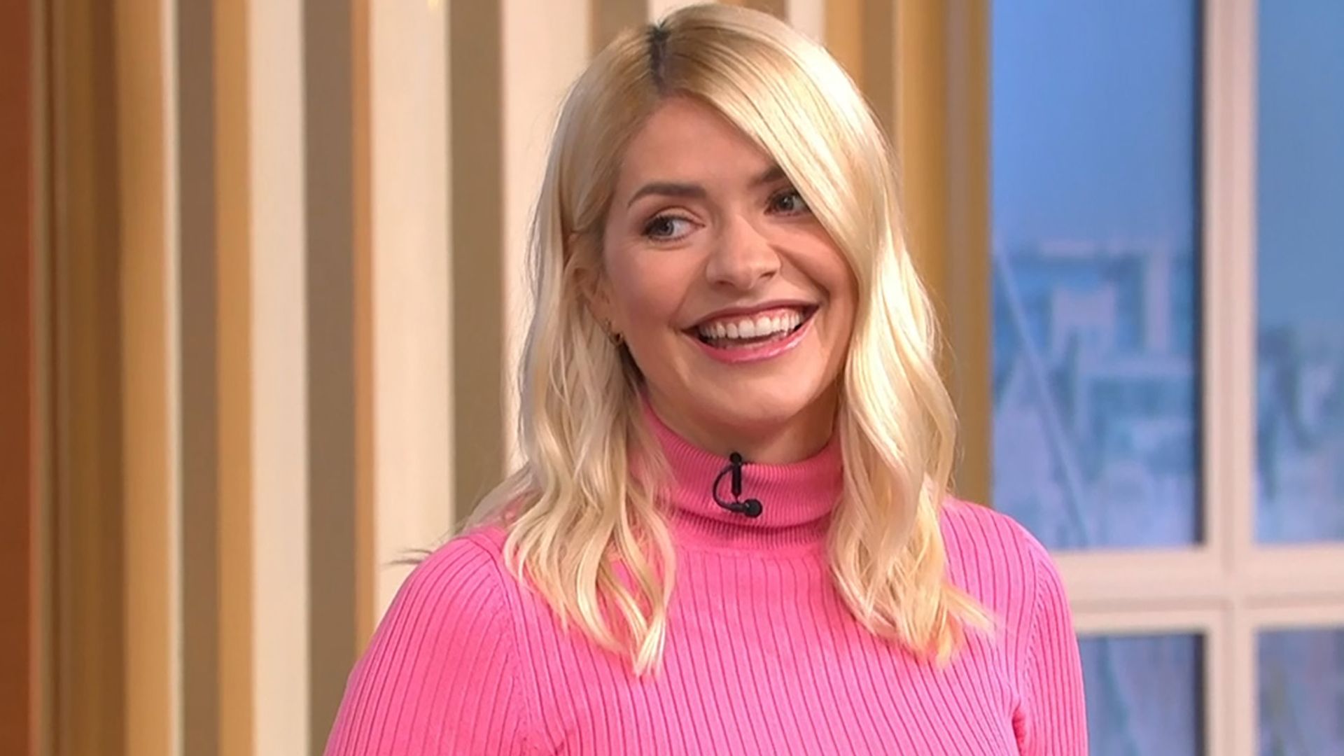 holly-willoughby-pink