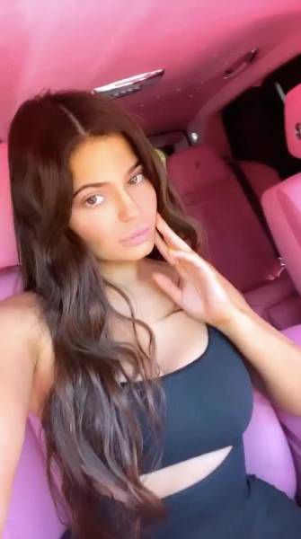 kylie-jenner-in-pink-barbie-jeep