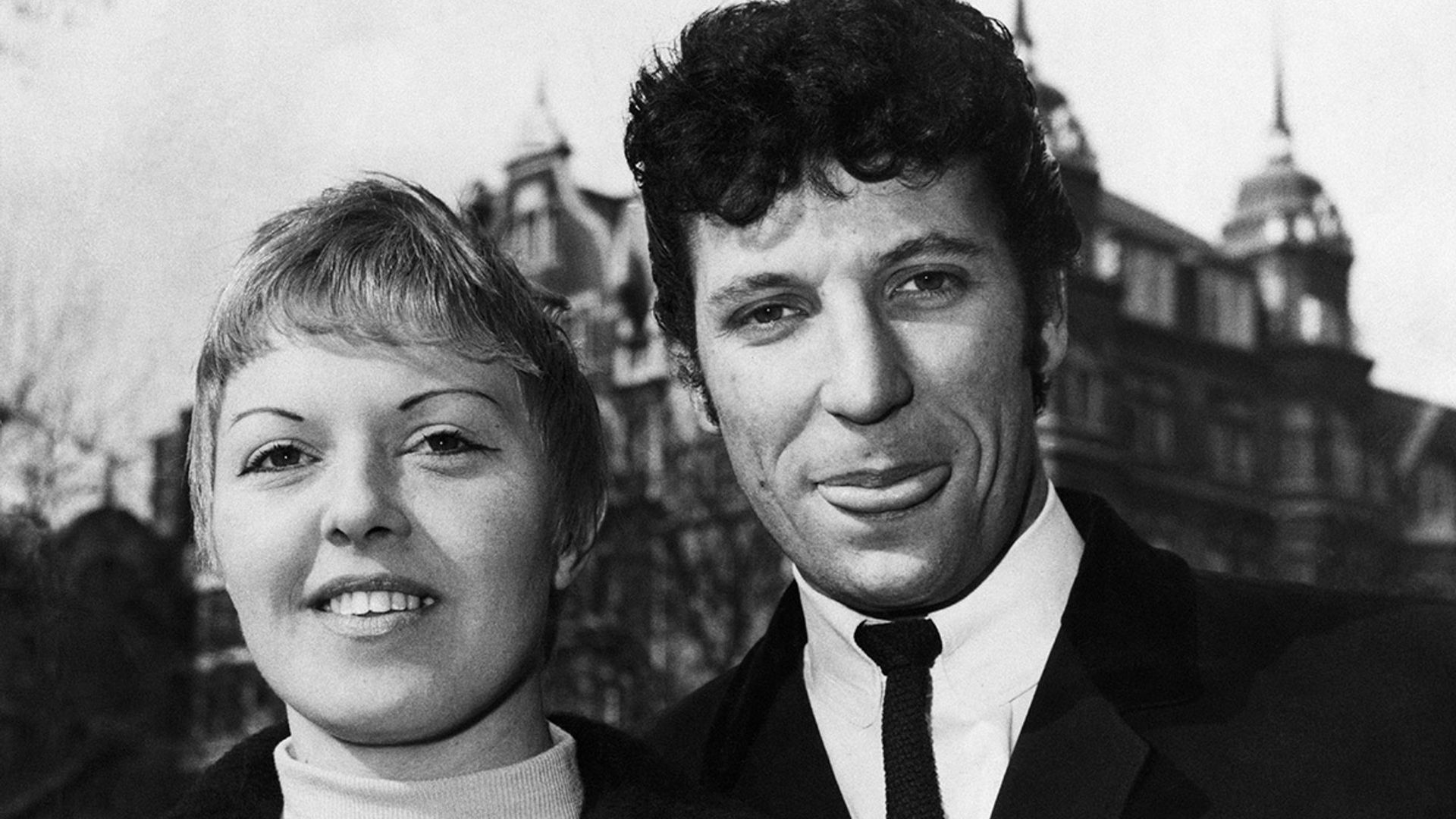 Sir Tom Jones makes a heartbreaking confession about his late wife Linda.
