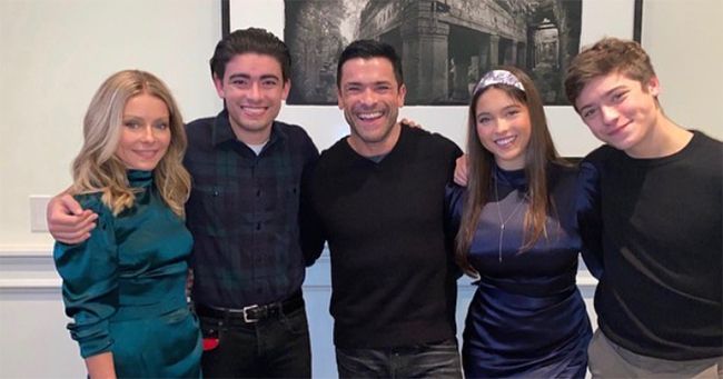 kelly-ripa-with-family-thanksgiving