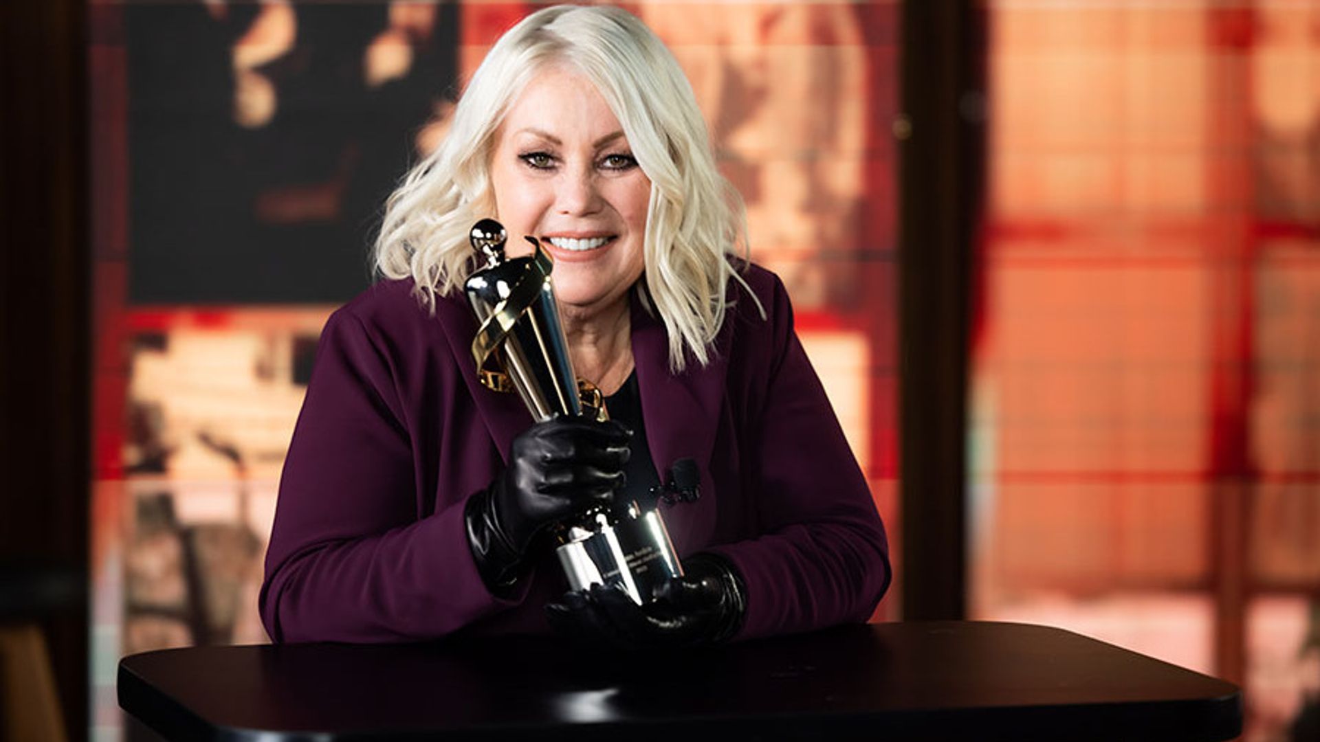 Watch Jann Arden's emotional performance and speech from her Canadian Music Hall of Fame induction at the JUNOs