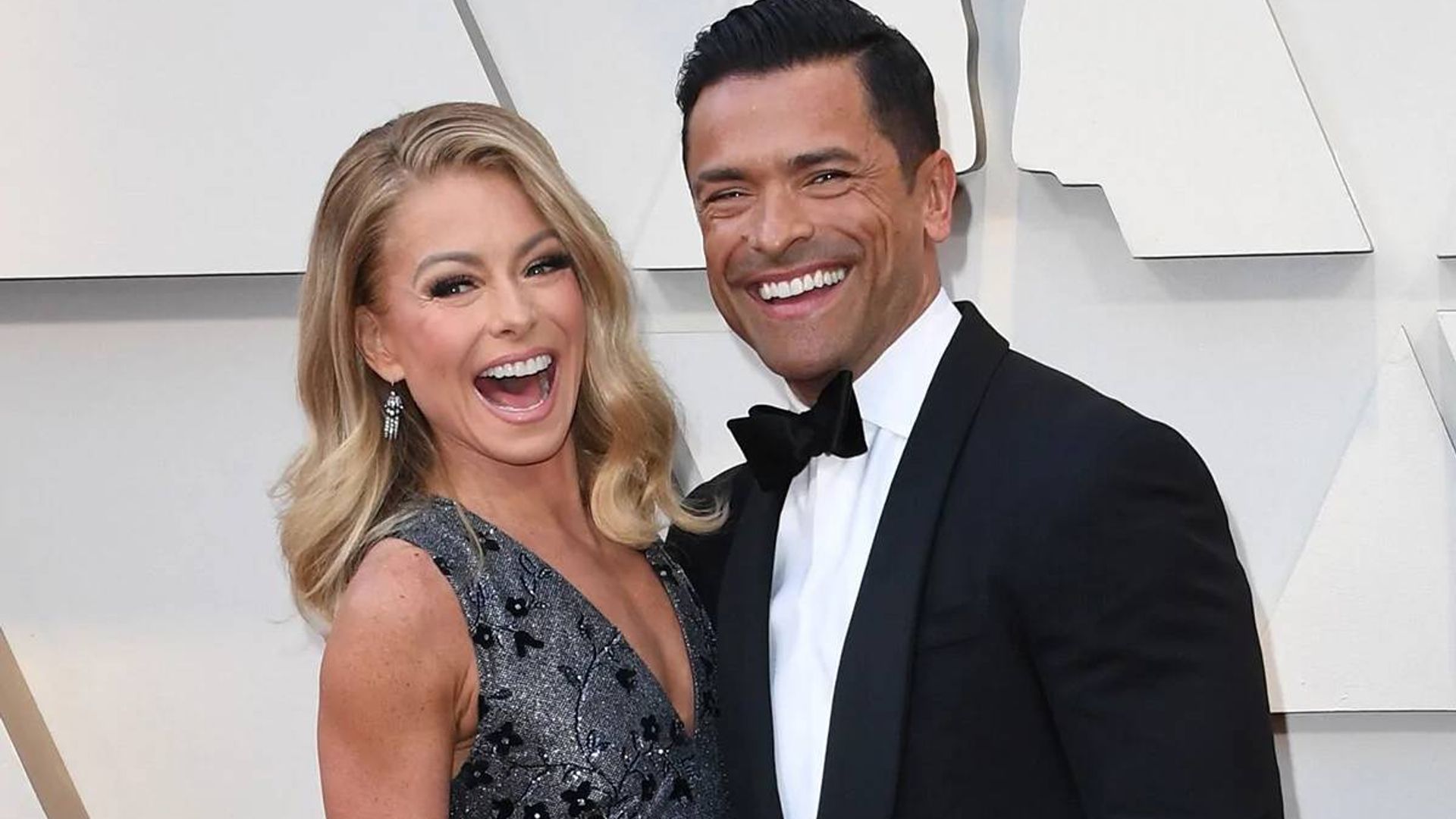 Kelly Ripa's hilarious family photo is too good to miss