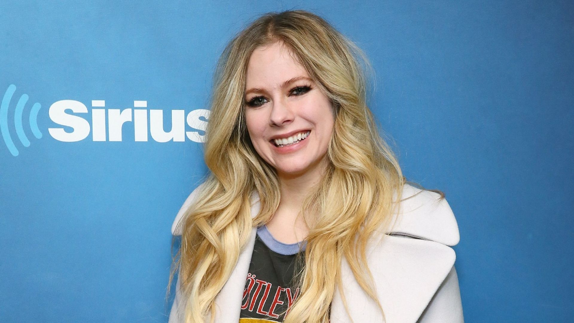 Avril Lavigne's almost unrecognizable comeback sends fans into a frenzy