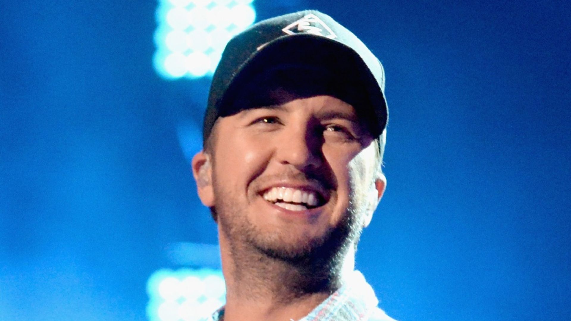 American Idol judge and country star Luke Bryan leaves fan in shock after generous offer