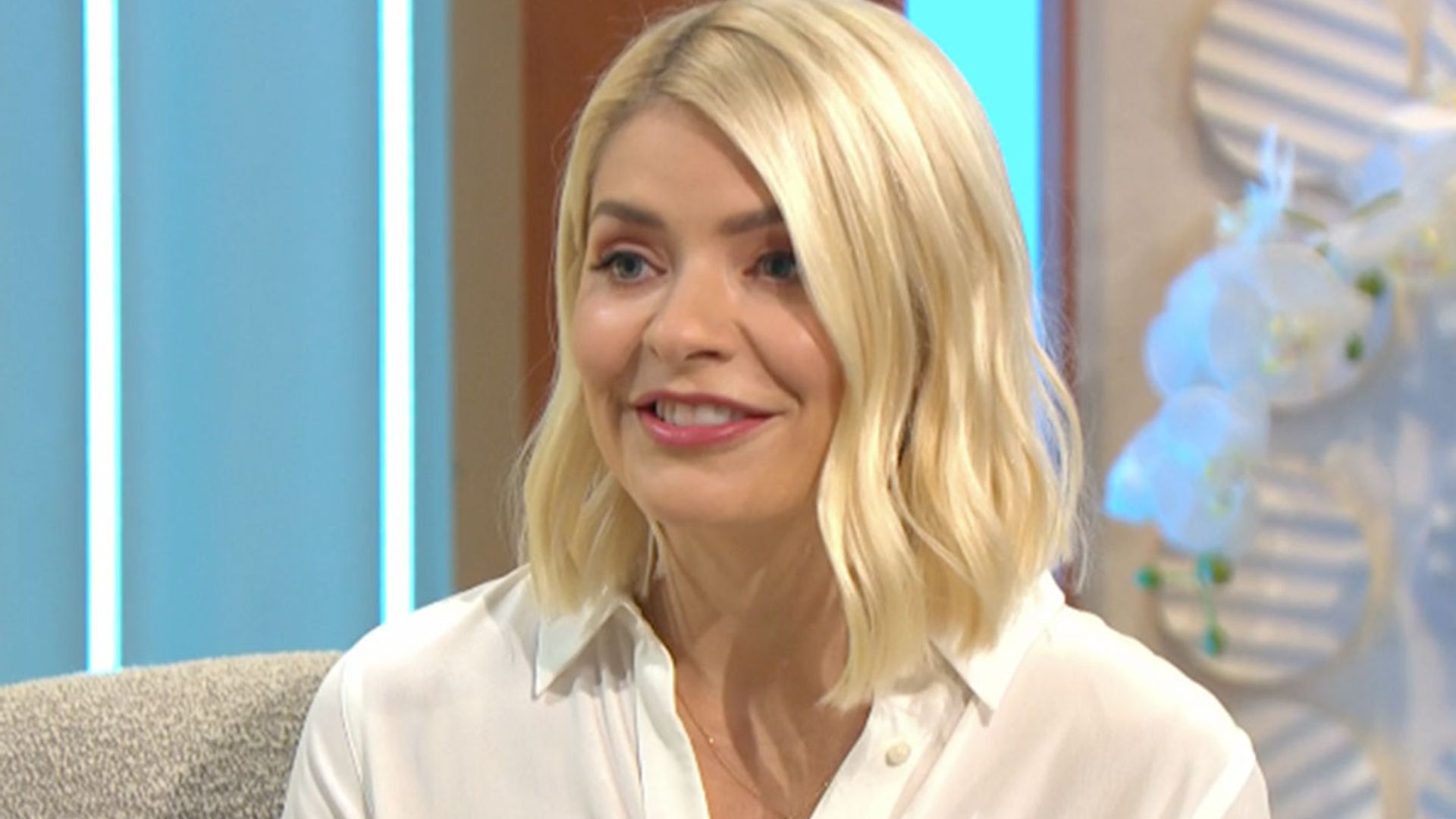 holly-willoughby-on-lorraine