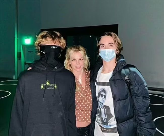 britney-and-her-sons-van-gogh