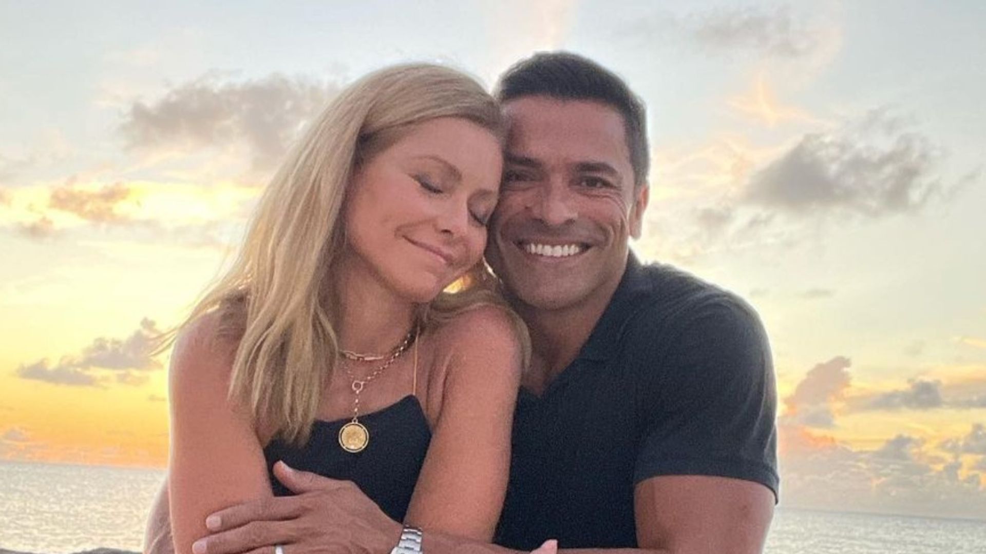 Kelly Ripa and Mark Consuelos get fans talking with romantic date night picture