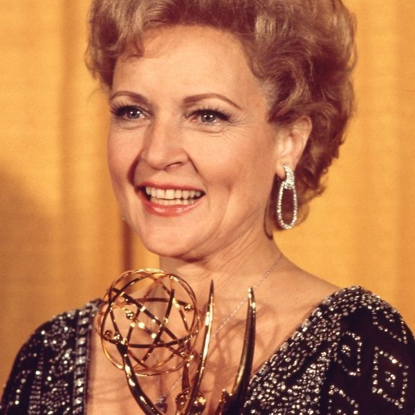Betty White con su Emmy de 1976
