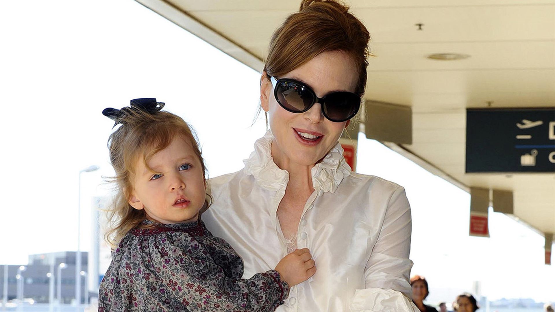 nicole-kidman-and-daughter-at-airport
