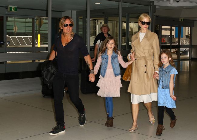 nicole-kidman-and-keith-with-daughters-at-airport