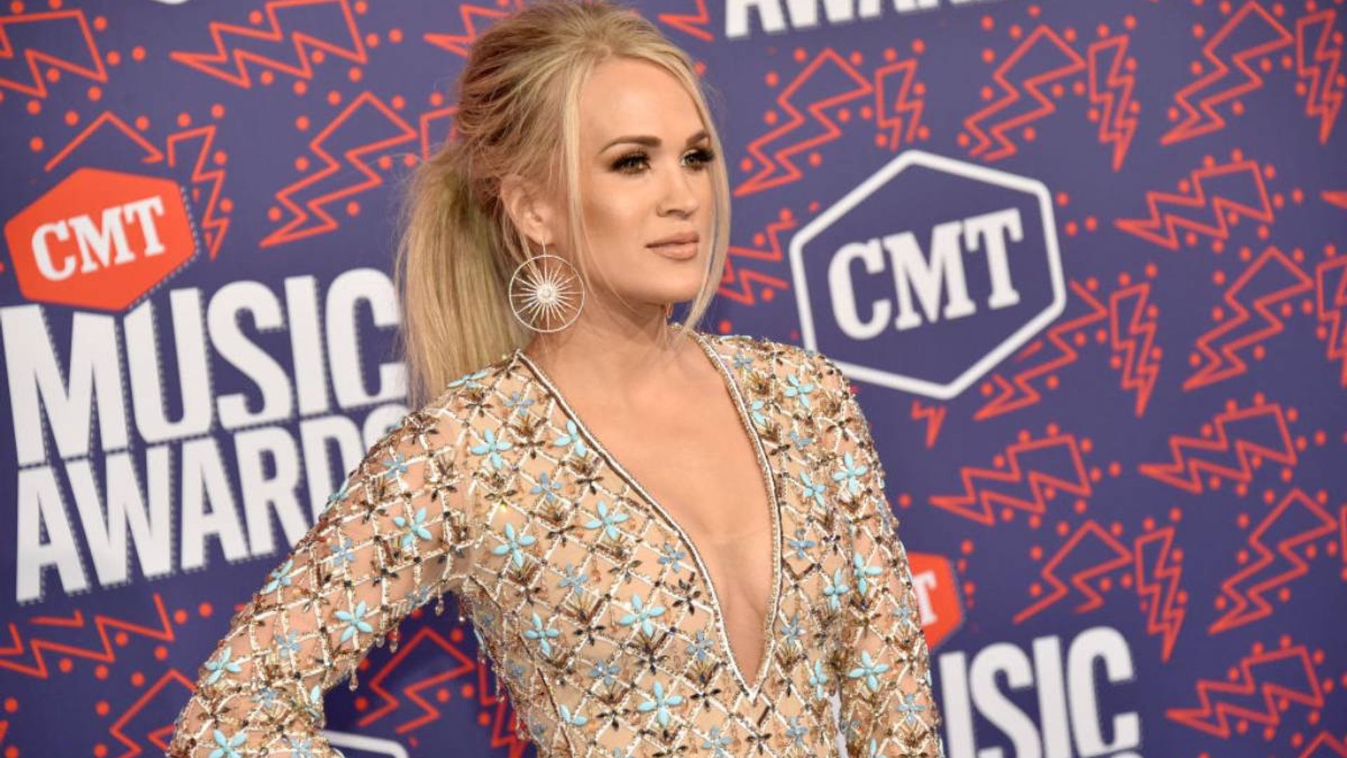 carrie-underwood-plunging