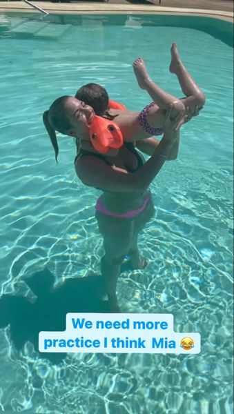 gemma-atkinson-practicing-firty-dancing-lift-with-daughter-mia
