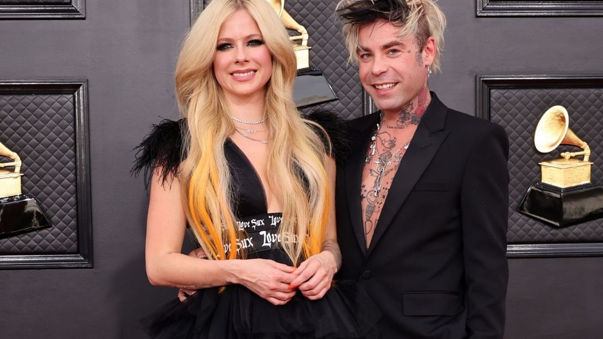 Avril Lavigne and boyfriend Mod Sun share a kiss on the GRAMMYs red carpet