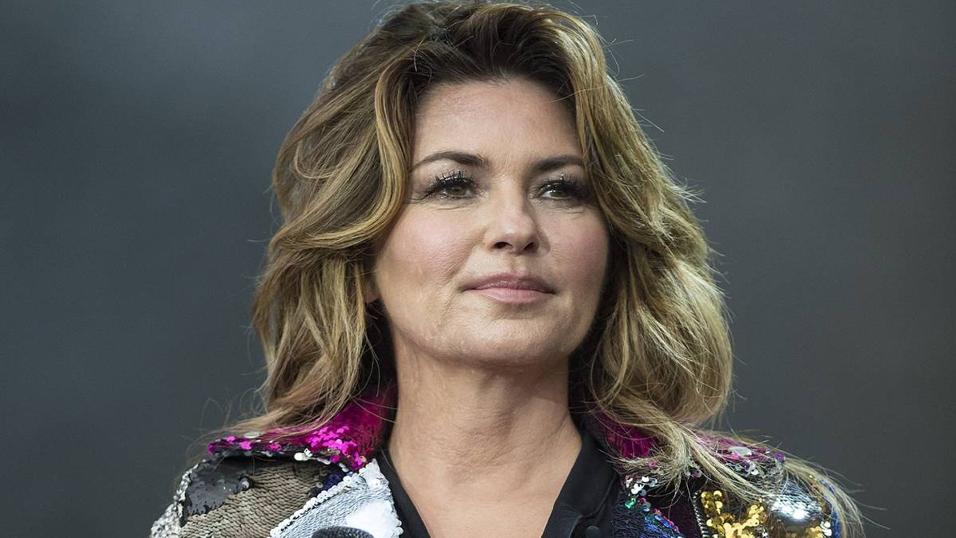 Shania Twain soaks up the sun in gorgeous new photo with her beloved horse