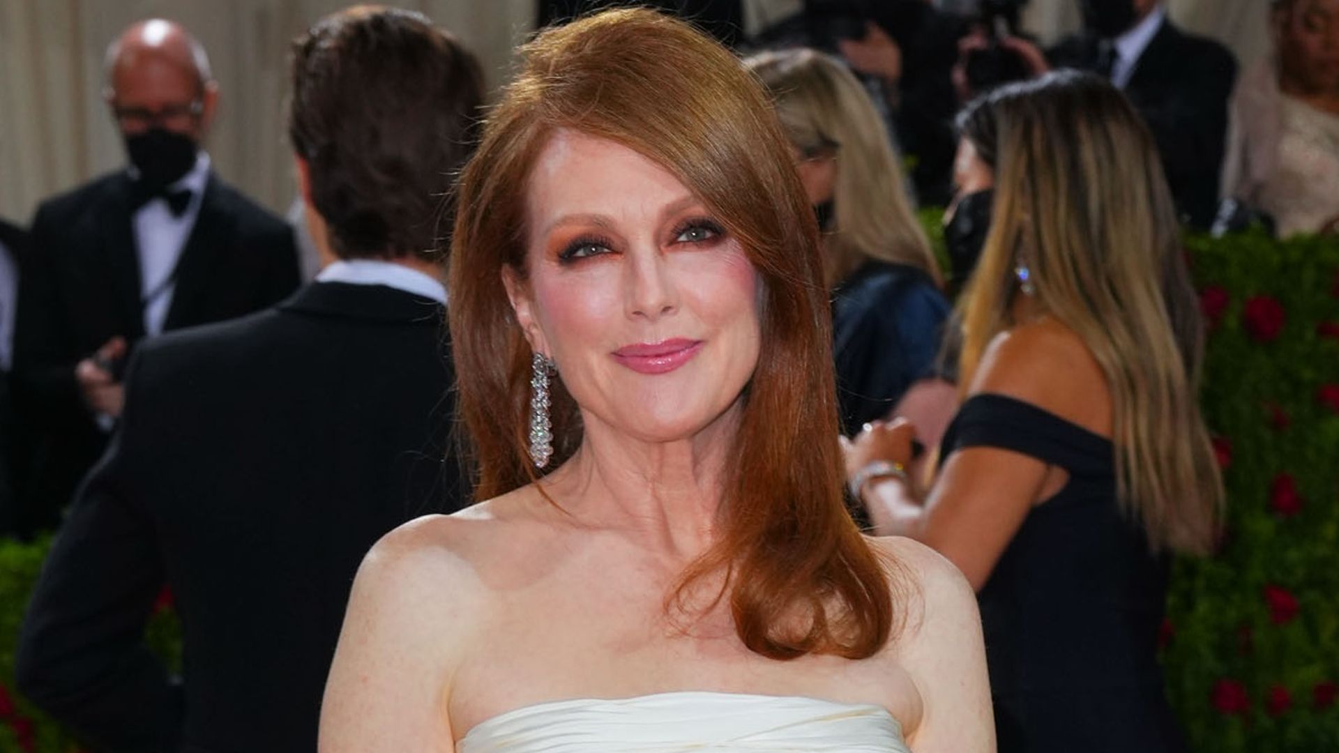 Julianne Moore’s daughter is her double in stunning new photo