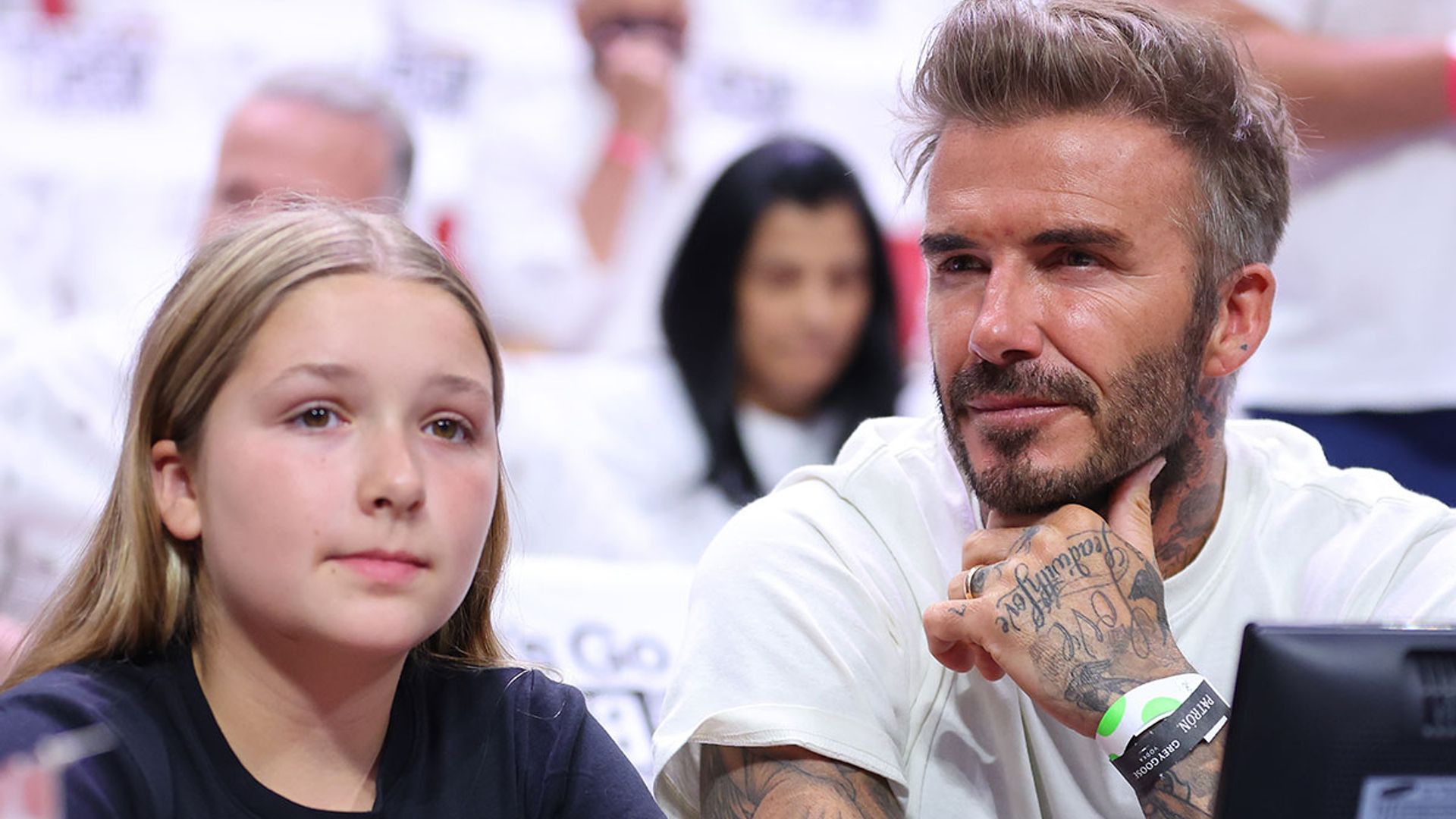 David Beckham nâng niu đứa con út Harper trong chuyến đi thuyền gondola