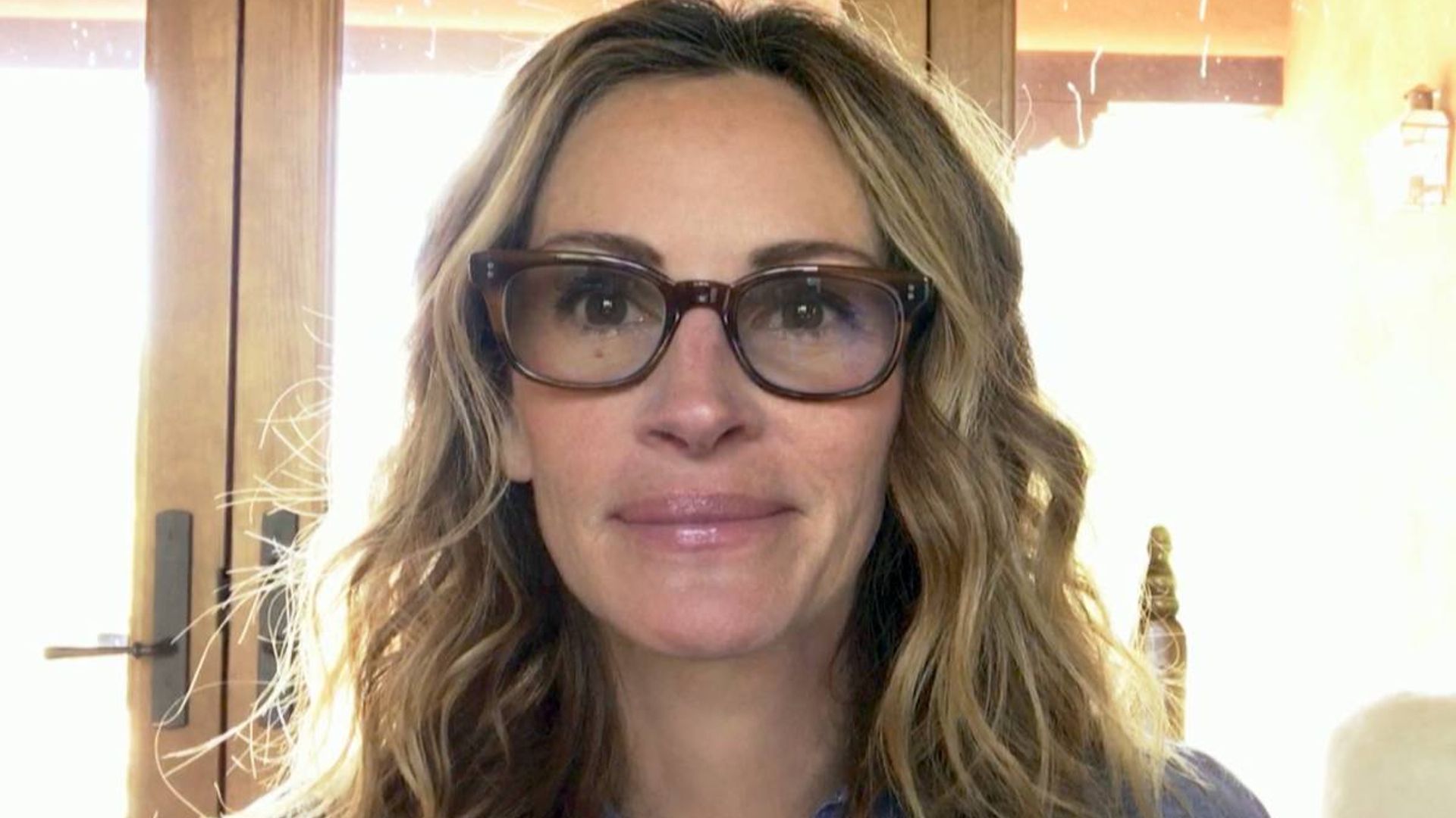 Julia Roberts looks unimpressed in latest photo as she channels alter-ego