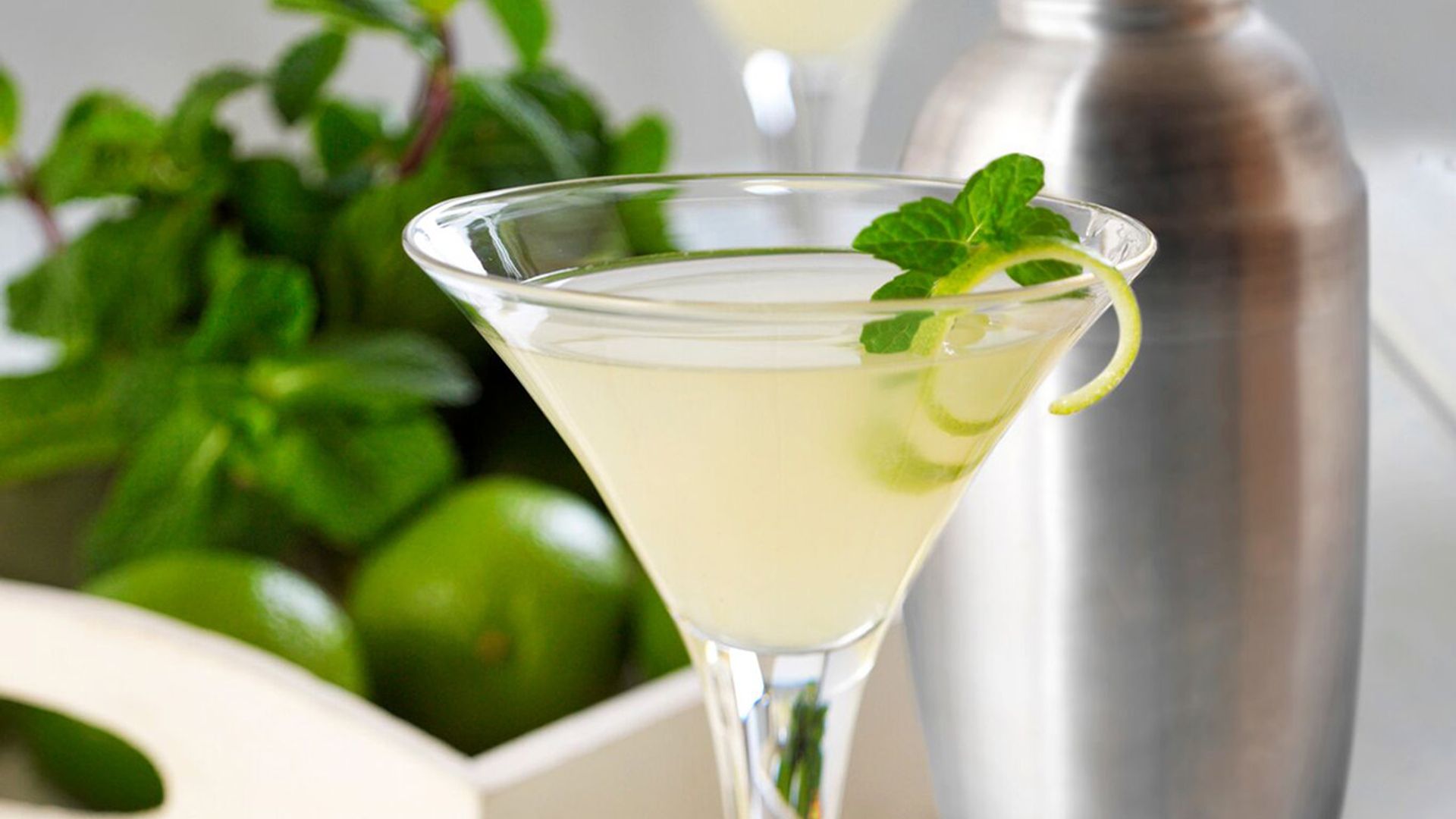 Turn your Friday into FriYAY with this DELICIOUS elderflower and mint daiquiri recipe
