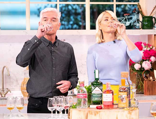 holly-willoughby-drinking-wine-phillip-schofield