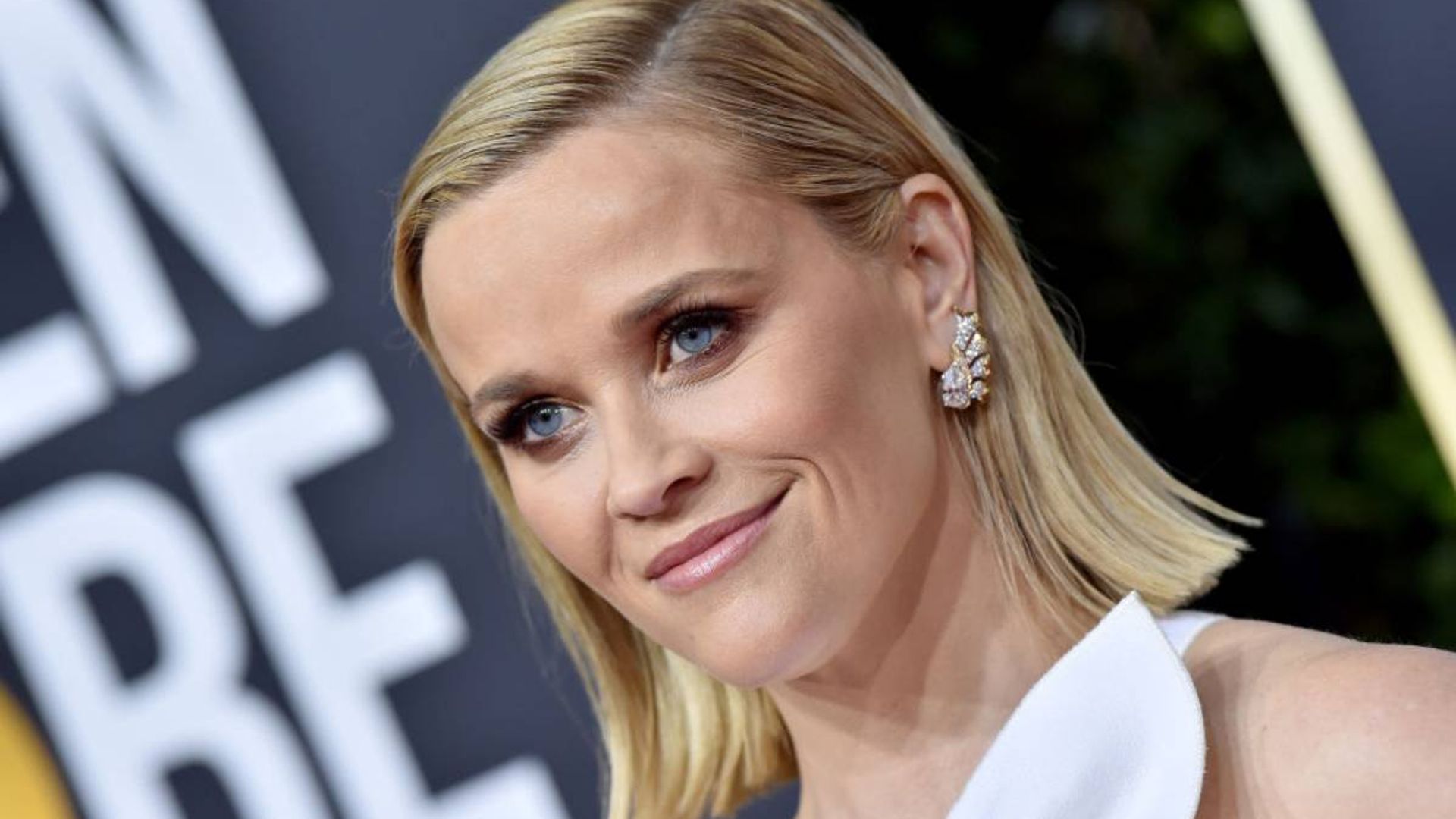 Reese Witherspoon is the ultimate snow bunny in all-white ski outfit fans go wild for
