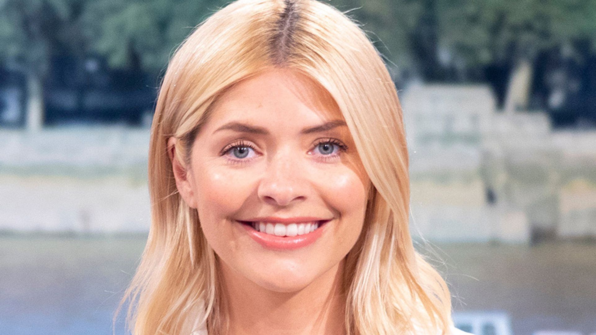 Holly Willoughby channels back-to-school vibe with chic dress by Zara