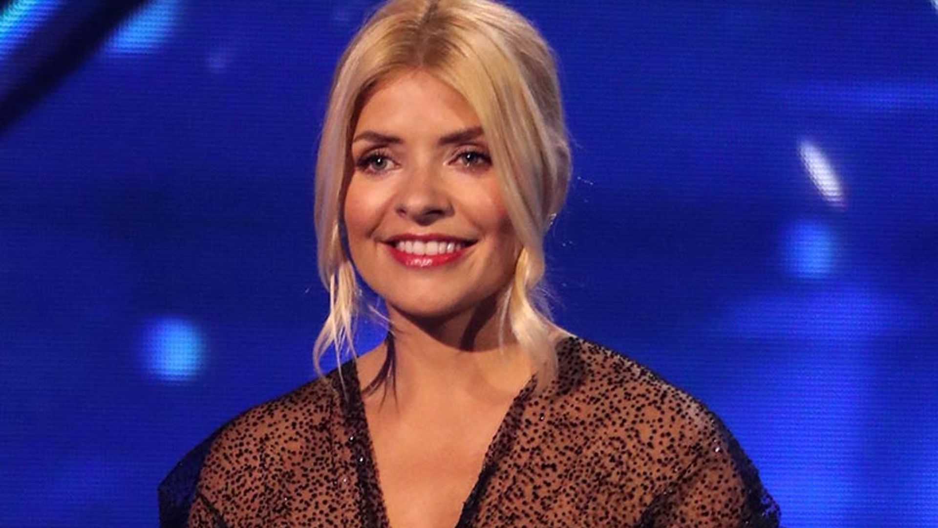 Holly Willoughby’s Dancing On Ice dress has the Internet in a frenzy