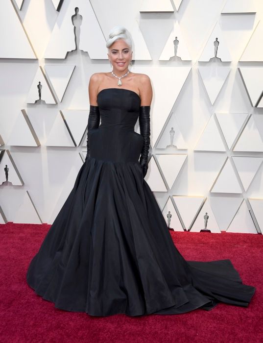 robe de bal noire sirène bustier droit Lady Gala aux Oscars 2019