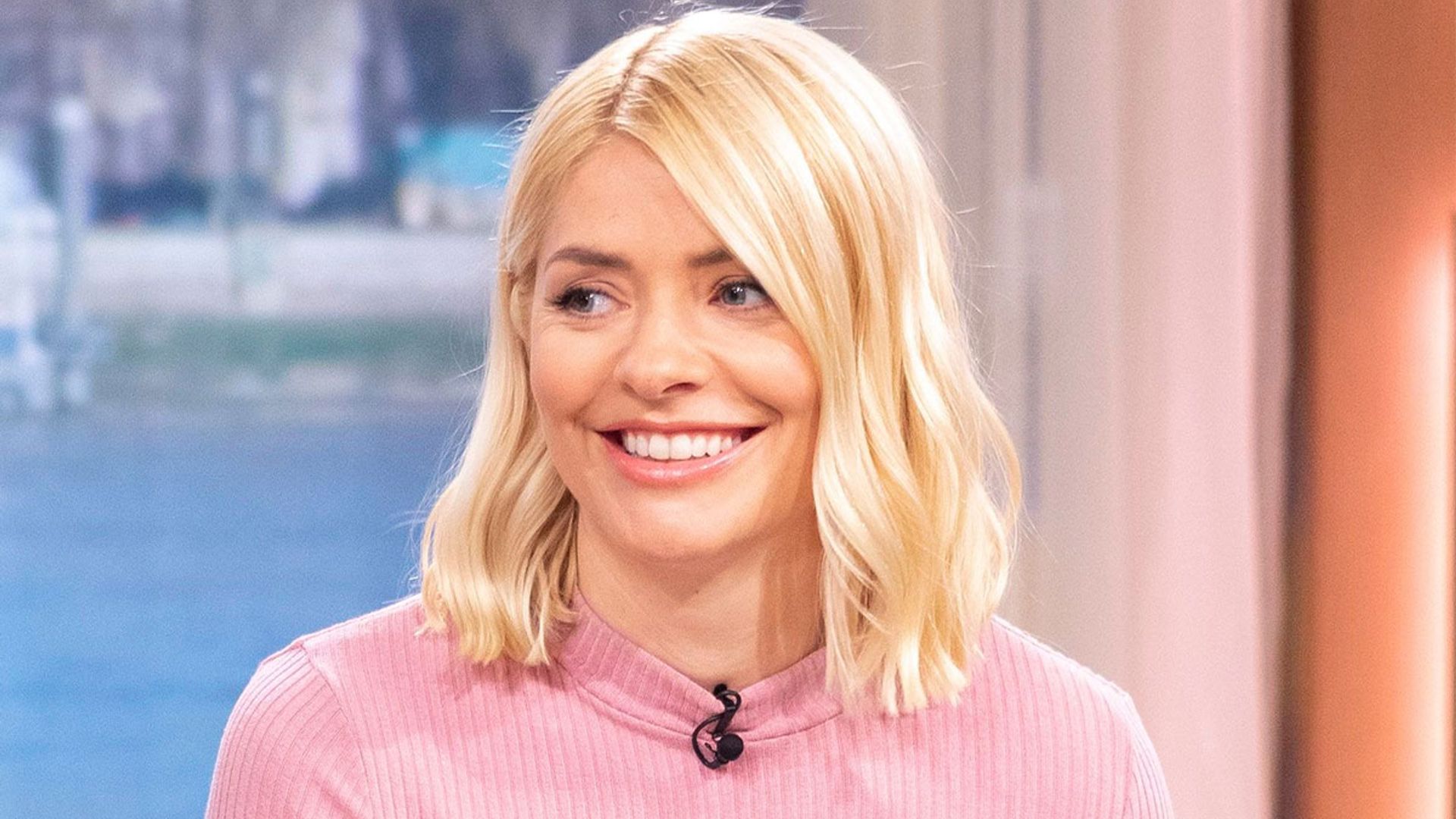 holly-willoughby-pink-top