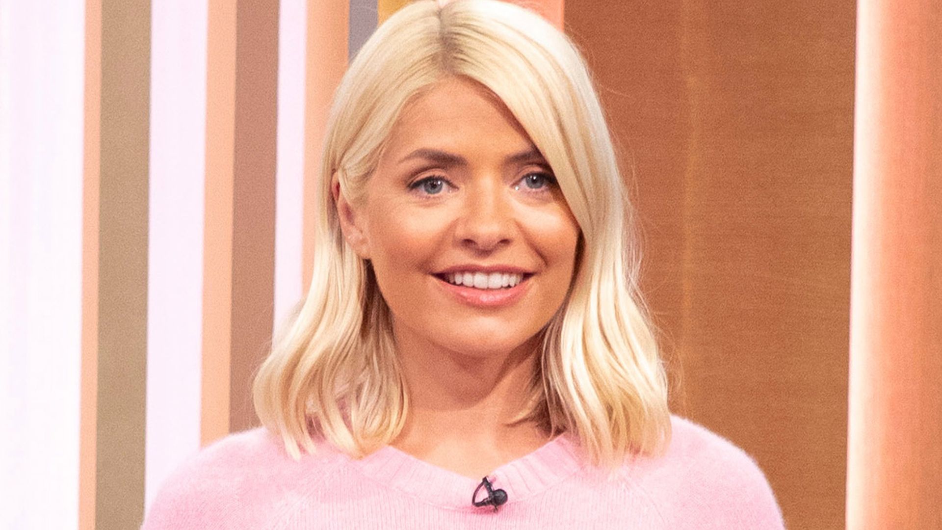 holly-willoughby-pink-top-this-morning