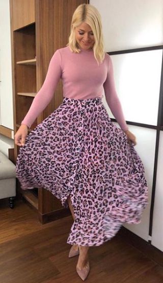 holly-willoughby-leopard-pink-skirt-instgaram