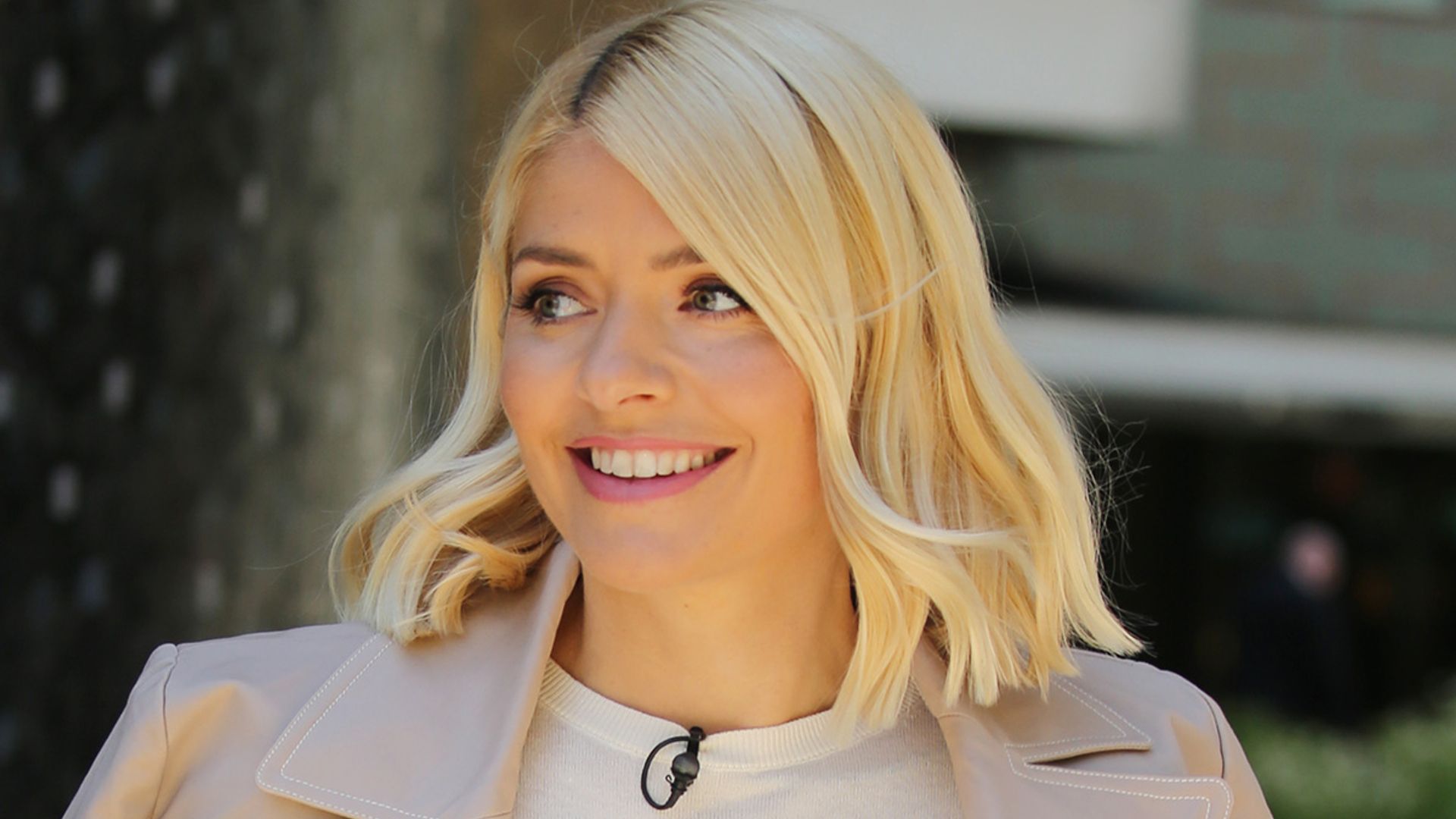 holly-willoughby-trench-coat