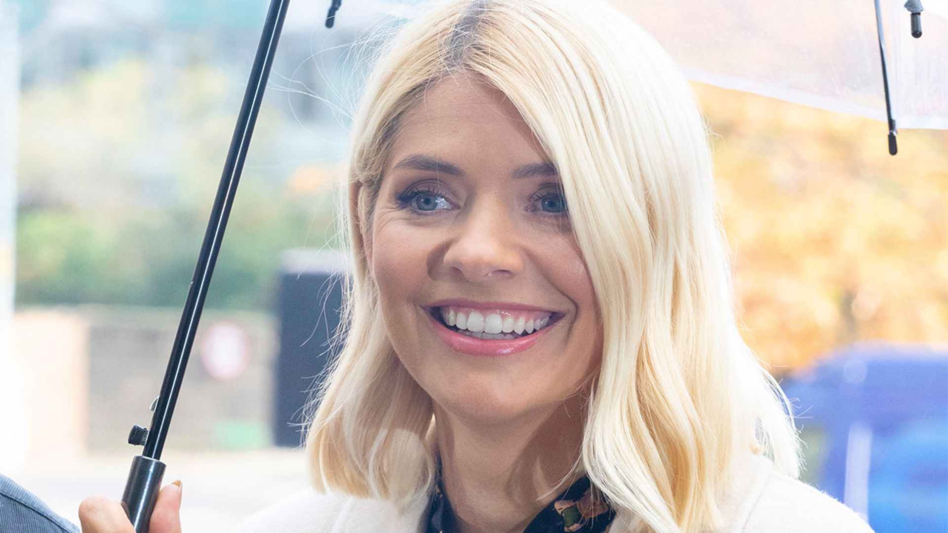 holly-willoughby-coat-this-morning