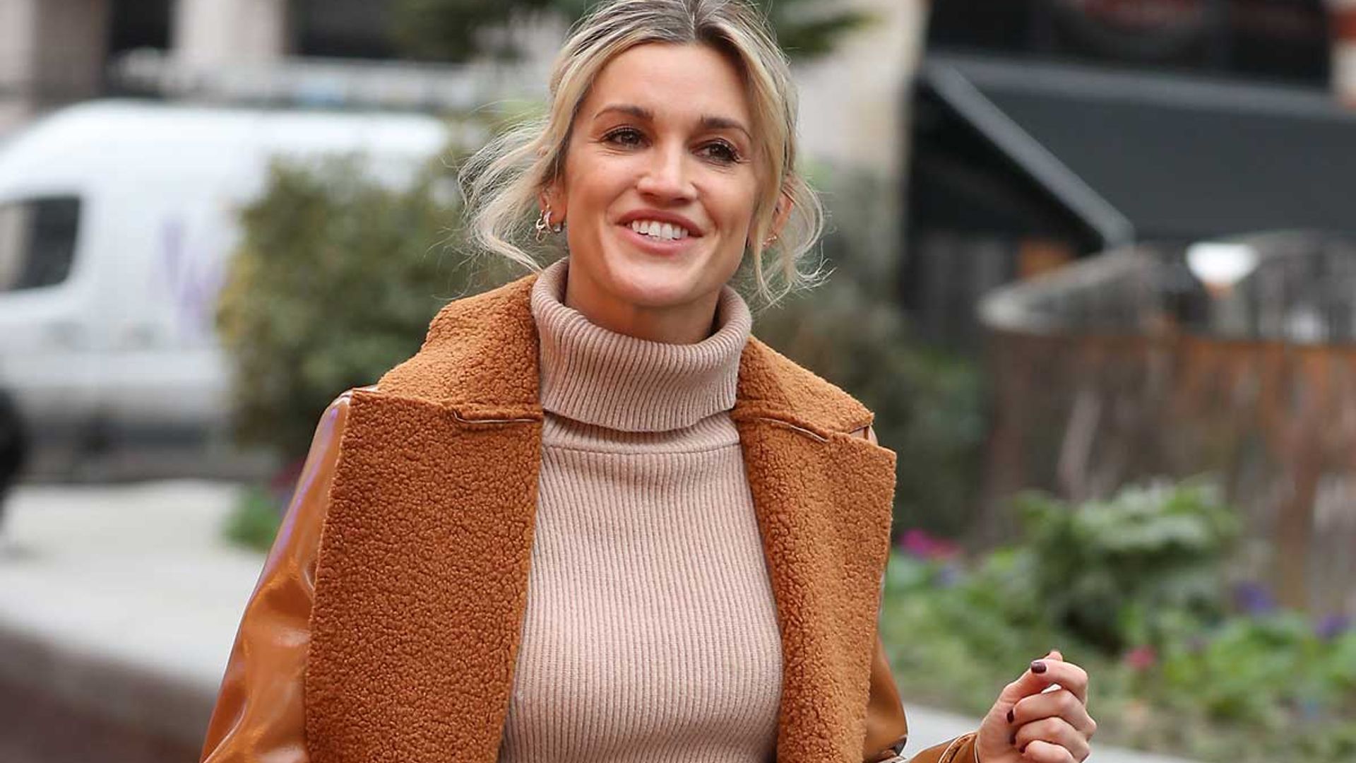 Ashley Roberts just styled simple jeans in the chicest way