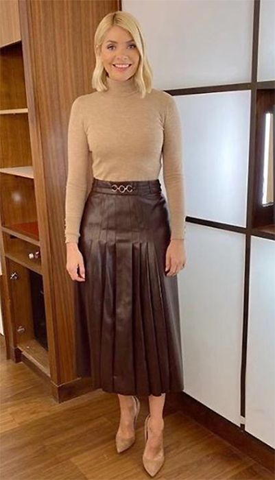 holly-willoughby-brown-skirt-instagram