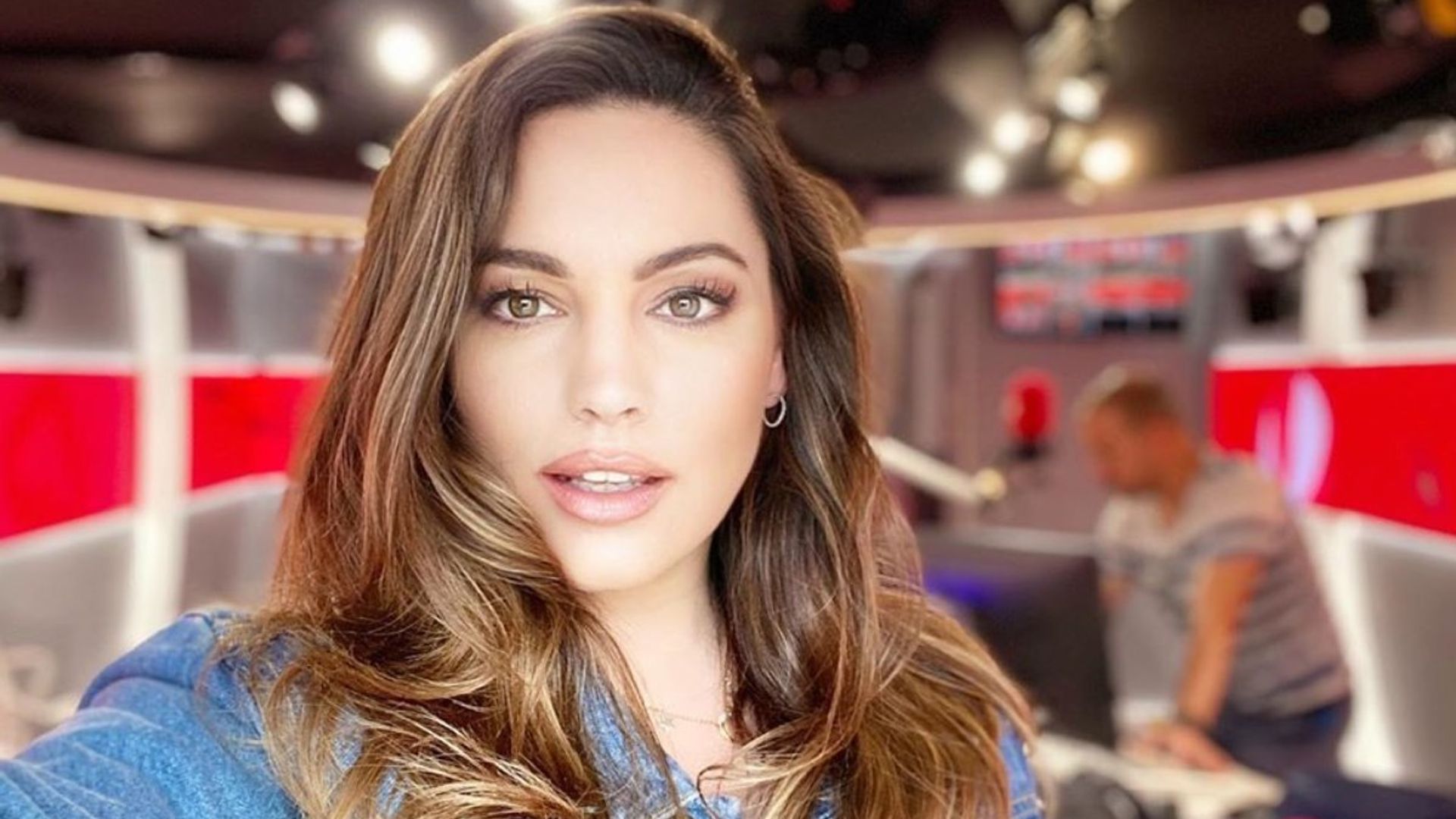 Kelly Brook just put a fresh spin on jeans and a nice top – and fans are obsessed